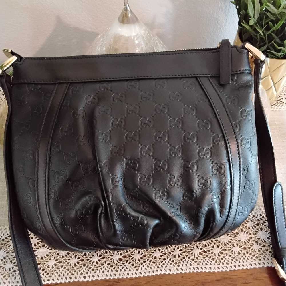 🔥Beautiful Pre-Loved Gucci Black Leather Crossbody With a Sleek Design.🔥 - Picture 5 of 8